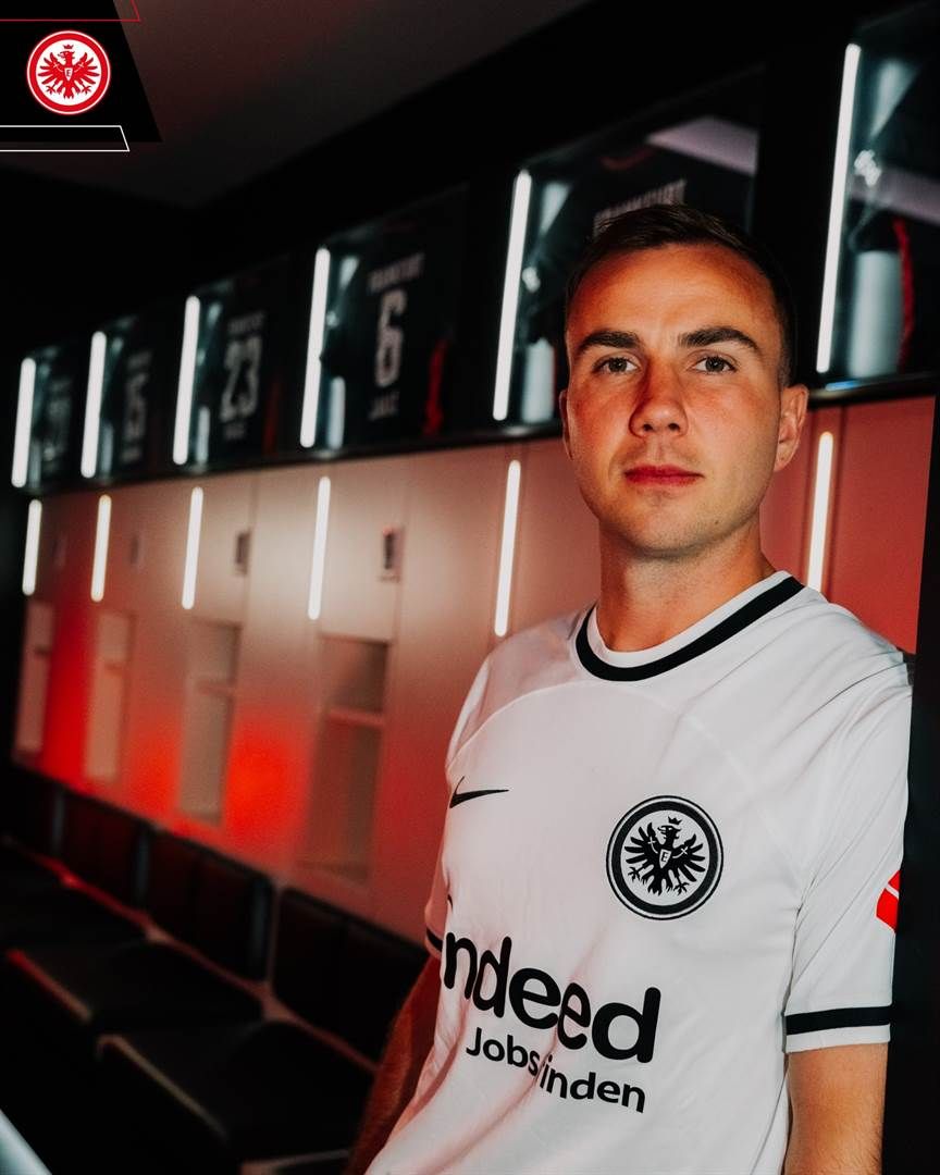 Eintracht Frankfurt 2022/23 home kit